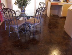 早餐Nook地板，深棕色棕色地板KDA定制地板公司凯蒂，德克萨斯州
