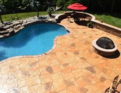 印花游泳池甲板，多颜色，石板混凝土游泳池甲板灰石砌体公司斯塔福德，弗吉尼亚州