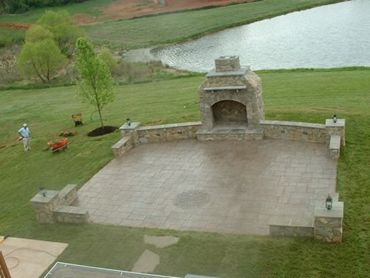 壁炉，露台，草，池塘混凝土庭院基础基础Culpeper，VA