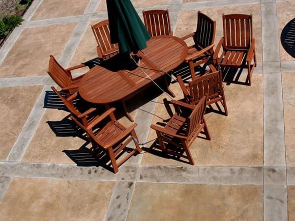 露台，桌子，椅子，染色，图案混凝土庭院Cds新英格兰，Inc Wrentham，MA