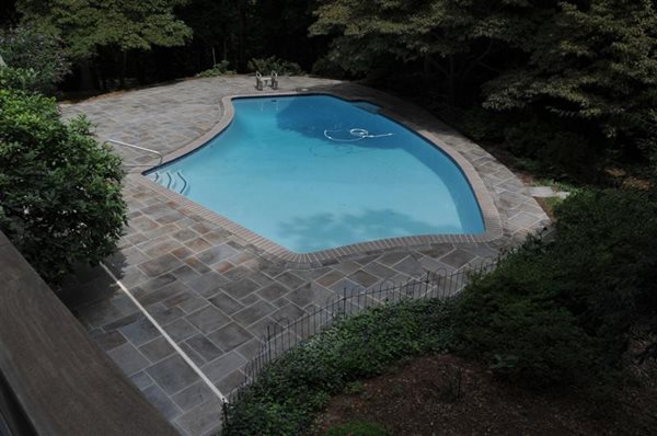 混凝土游泳池甲板萨尔扎诺定制混凝土阿尔迪，弗吉尼亚州