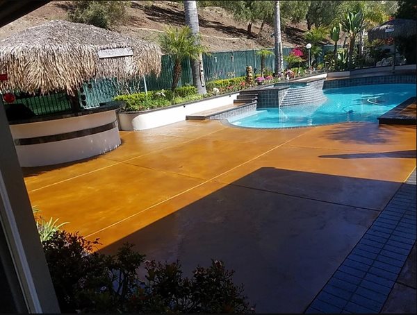 污渍，游泳池甲板，Tiki混凝土游泳池甲板现代混凝土圣克莱门特，CA