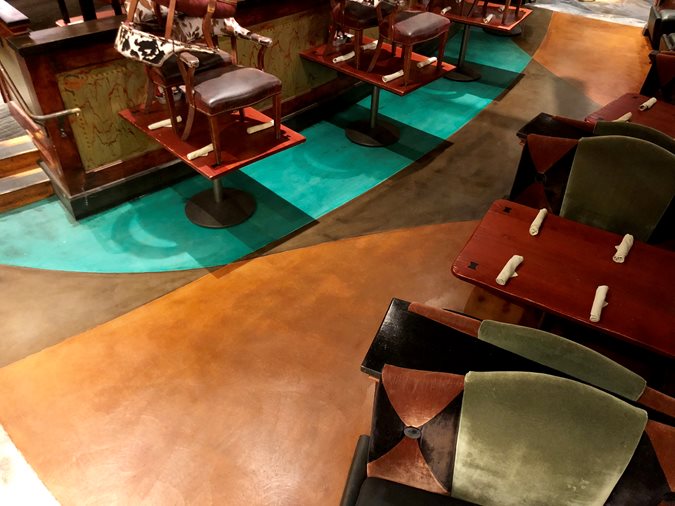明亮的地板，餐厅场地KB混凝土染色Norco, CA