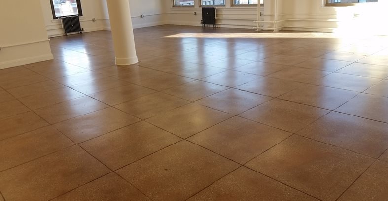 开放式空间，混凝土混凝土地板质量抛光表面，Inc.Elmhurst，NY